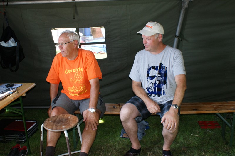 Jille PA1DV en Wicher PD0WR in de tent bij 35 graden Celsius.